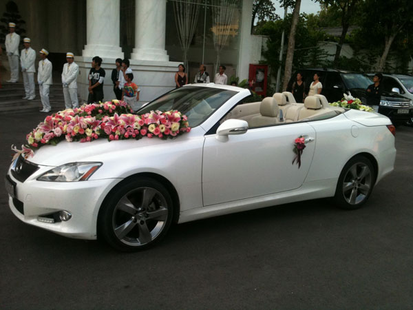 Dùng dịch vụ cho thuê xe cao cấp hay mua xe mới