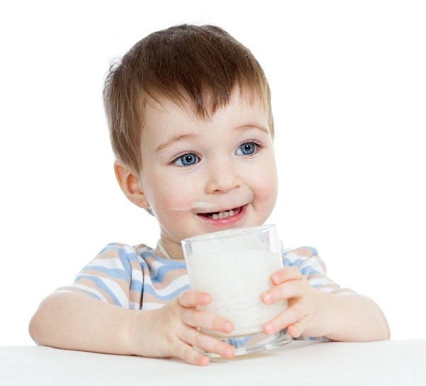 Bé bị đầy bụng có nên uống sữa không ?